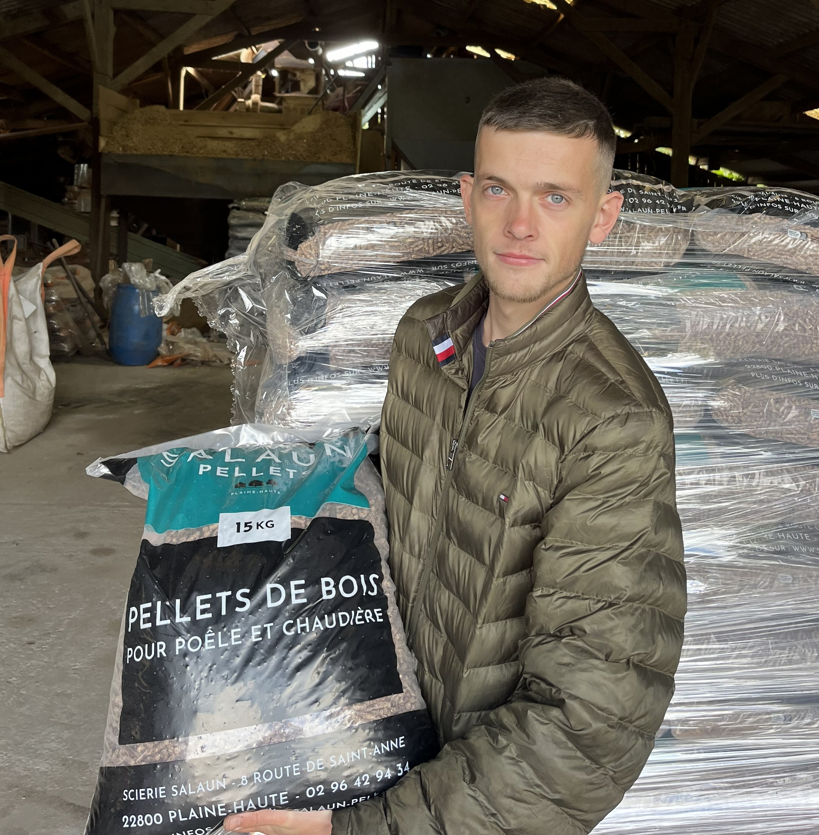 Employé avec un sac de pellet